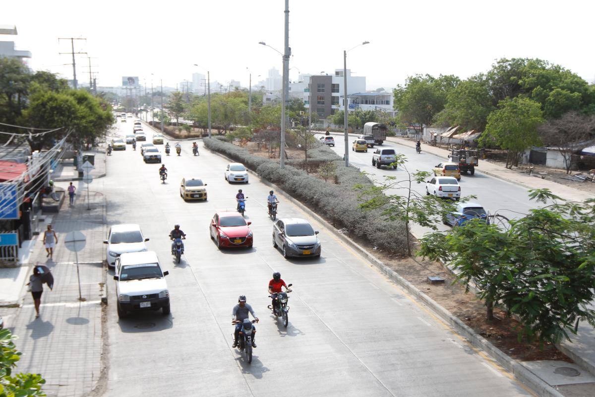 En la Transversal 54 también hubo mucha afluencia de vehículos. Dos imágenes al interior de Bazurto, el viernes vacío; y el sábado, concurrido.