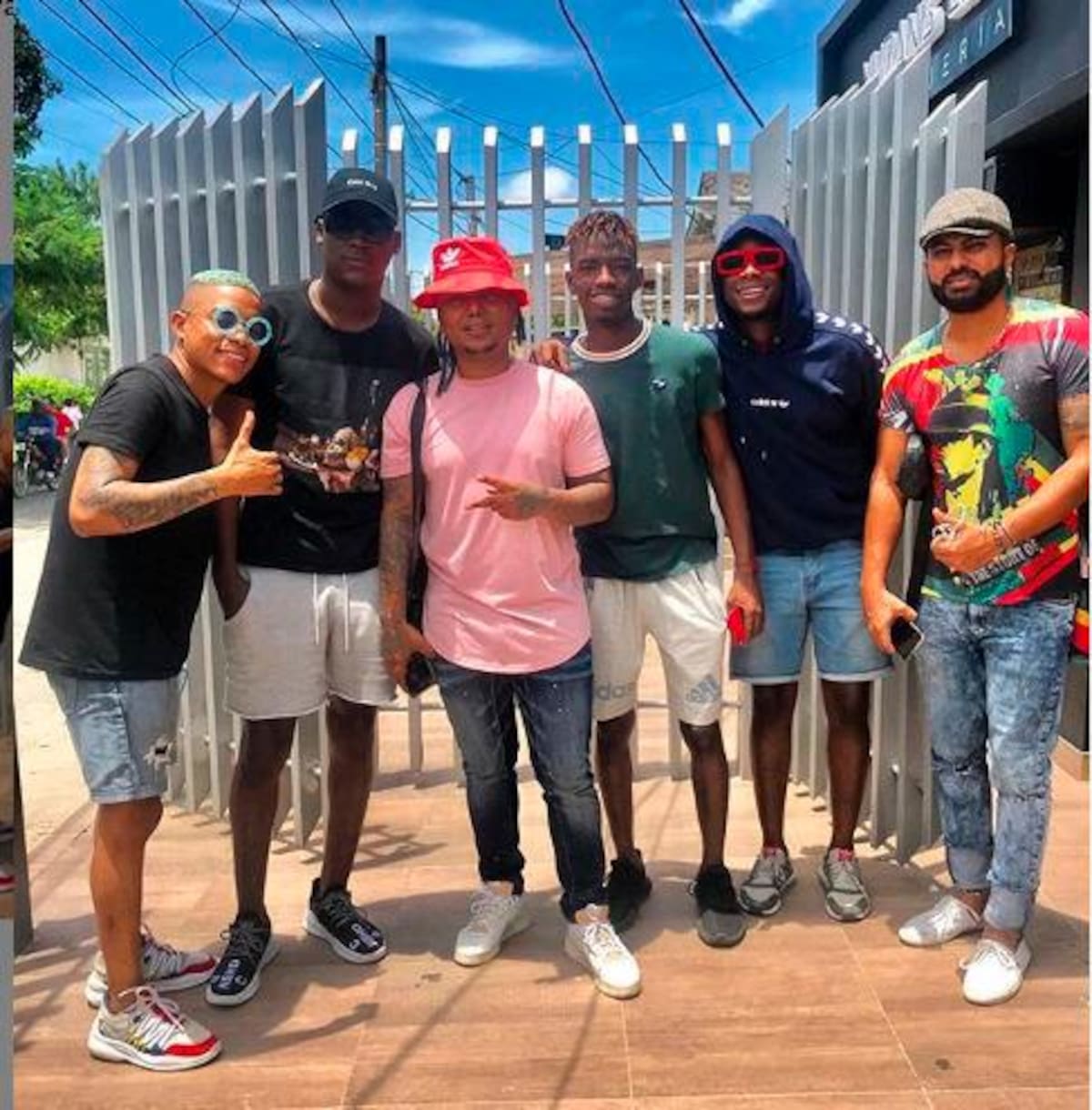 Los chocoanos junto a Mr Black.