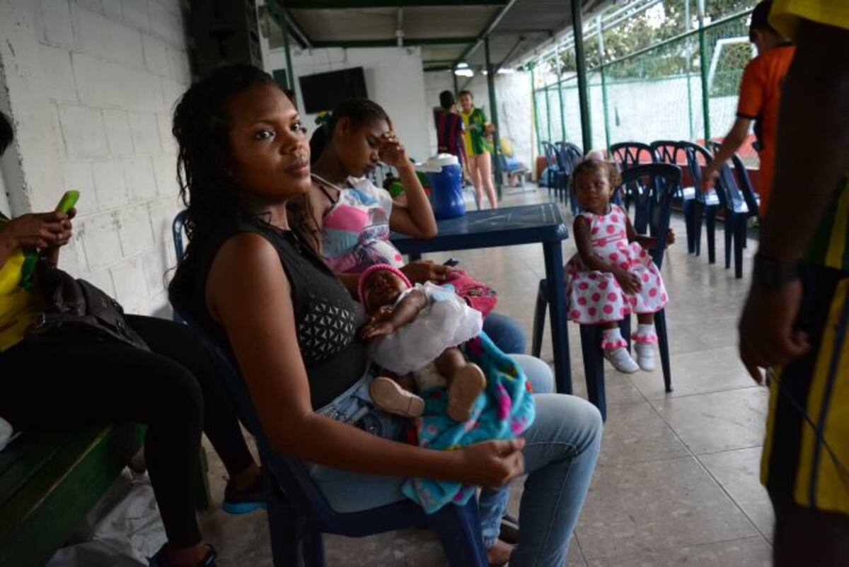 Yina Luz García y su bebe, familia del técnico William Cogollo, recibieron de Independiente Cartagena un presente, como parte de una integración deportiva realizada en la cancha Street Soccer, en Los Alpes.