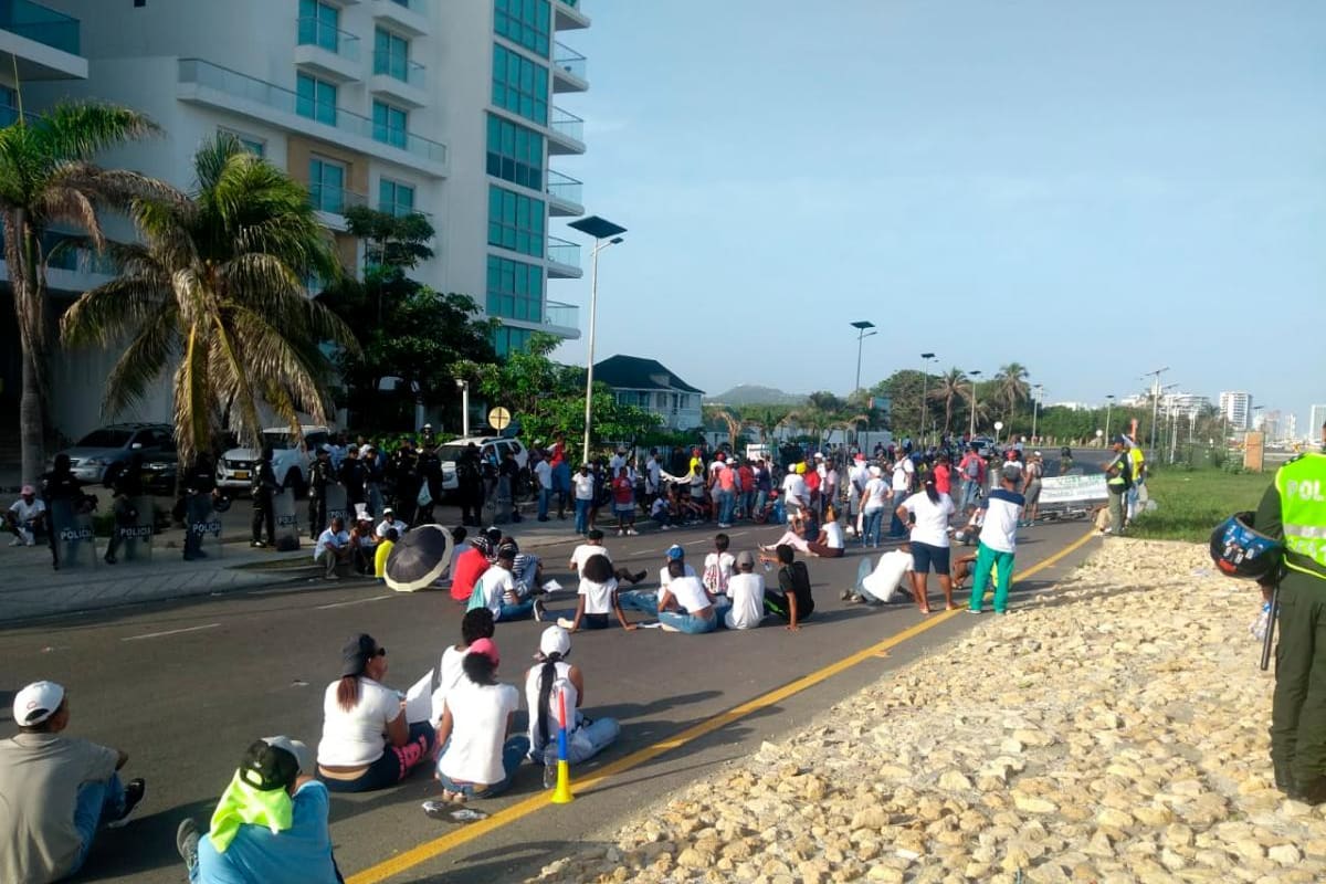 Comunidad de La Boquilla bloquea la Vía del Mar