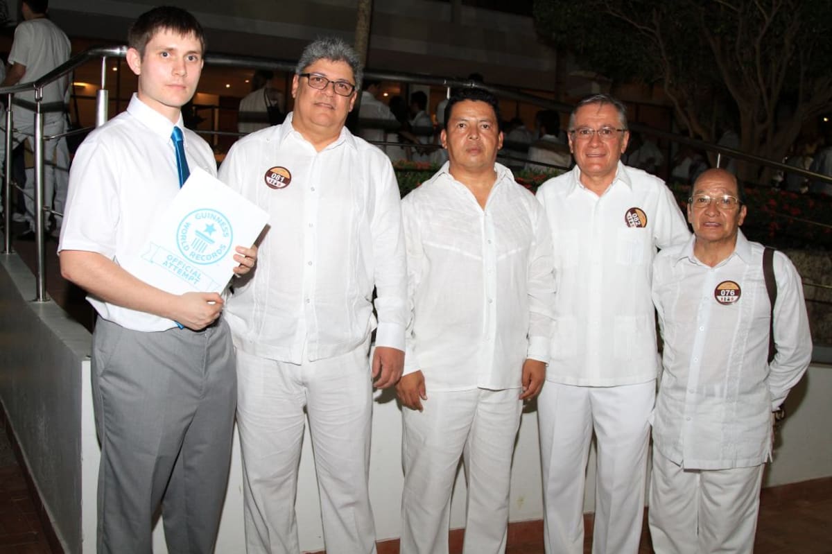 El representante de Guinness Récords, Ralph Hannah; Carlos Andrés Meza, Alfonso Salgar, José Fernando Botero y Juan Pablo Rodríguez.