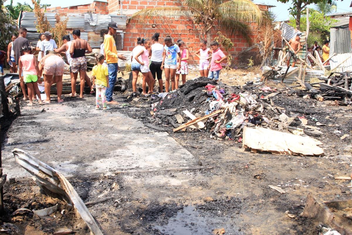 El incendio provocó que dos casas hechas en madera quedaran en ruinas.