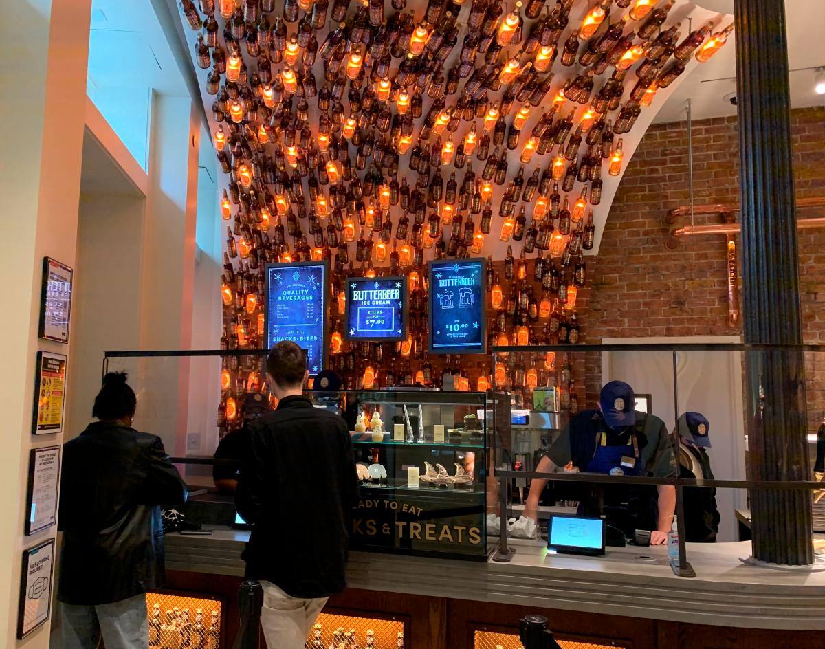 Fotografía de una cafetería en una tienda de Harry Potter. // Foto: EFE.