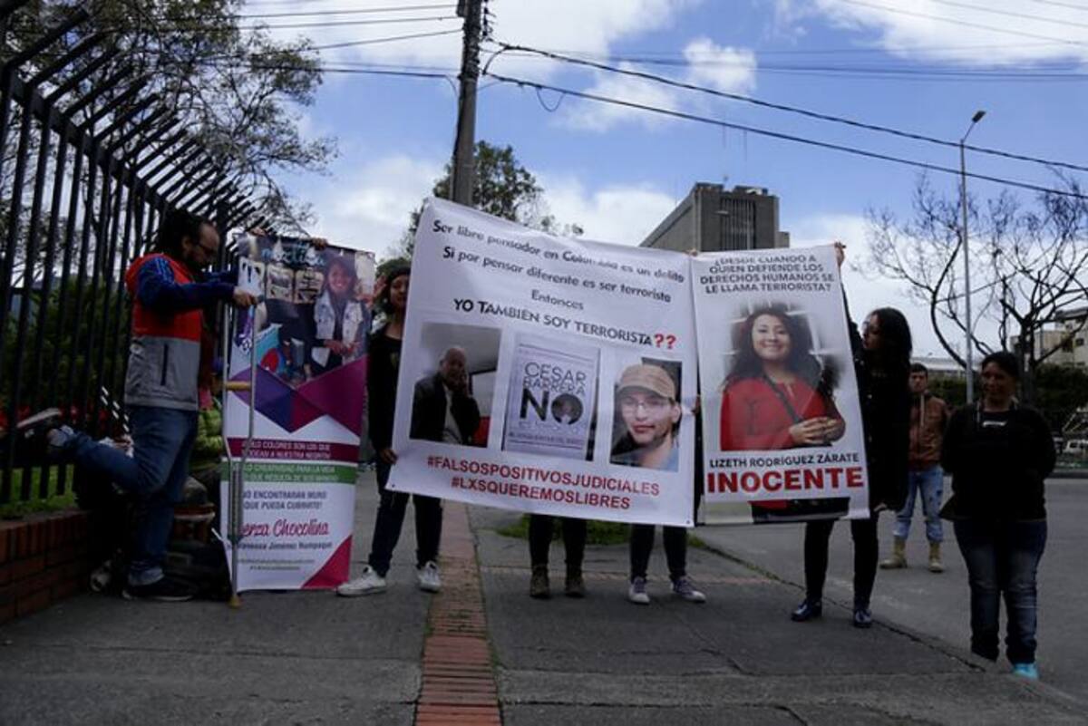 Las diez personas procesadas se les imputa los delitos de concierto para delinquir, terrorismo, homicidio, tentativa de homicidio, falsedad en documento público y porte ilegal de armas. Colprensa