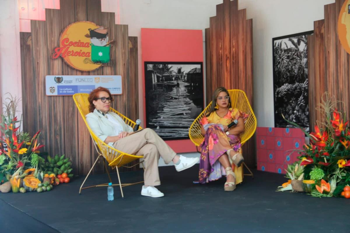 Leonor Espinosa y Bertha Arnedo en el conversatorio que se desarrolló en la Universidad de Cartagena. // Foto: cortesía.
