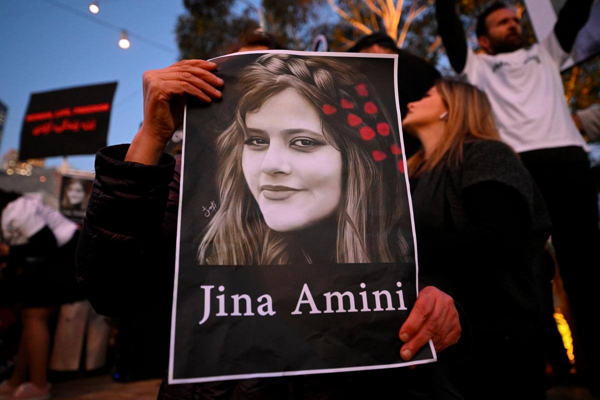 Miles de iraníes recuerdan a Mahsa Amini en su tumba al terminar el luto