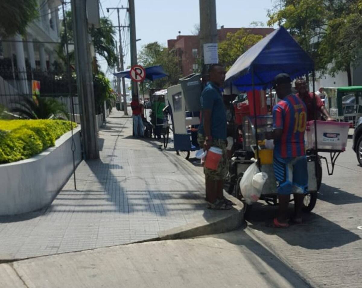 Hileras de ventas informales se apropian del espacio público.