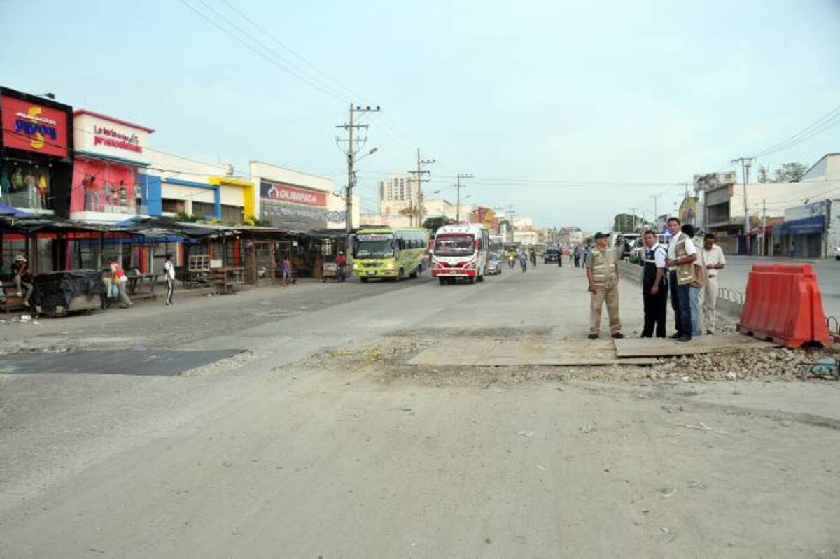El tráfico fluyó ágilmente ayer por el sector Bazurto de la Avenida Pedro de Heredia, la cual quedó con más carriles habilitados luego de que se retiraran más de 60 toneladas de basuras y escombros de los costados de esta vía. También se sellaron drenajes pluviales, registros de servicios públicos y otros huecos que impedían el paso de vehículos.