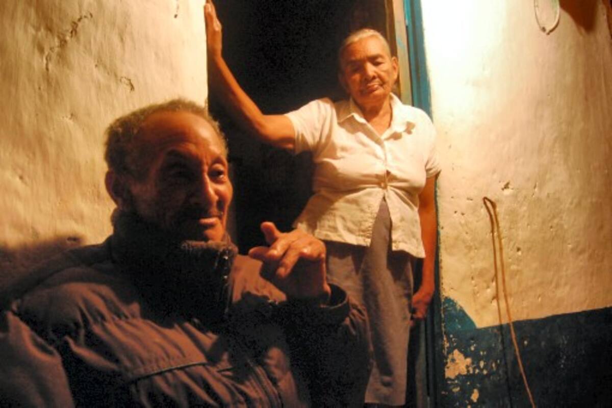 El artista con Arnulfa Helena, su mujer. DAVID LARA