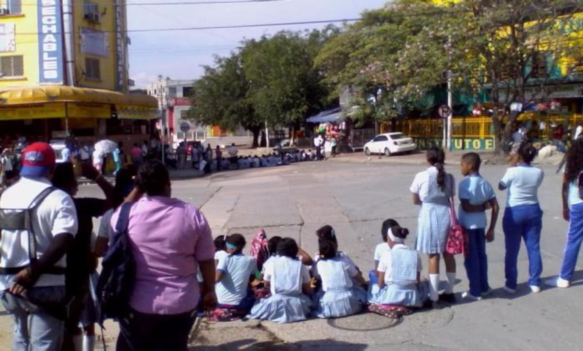 El plantón se realizó en el barrio Los Cerros, donde está ubicada la Institución CORTESÍA