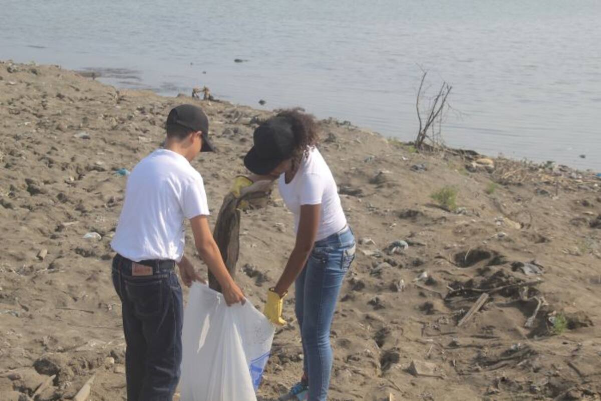 En compañía de operarios de Promoambiental del Caribe (Pacaribe), Policía Ambiental y funcionarios del EPA, los guardas recogieron 15 metros cúbicos de residuos sólidos. Cortesía EPA