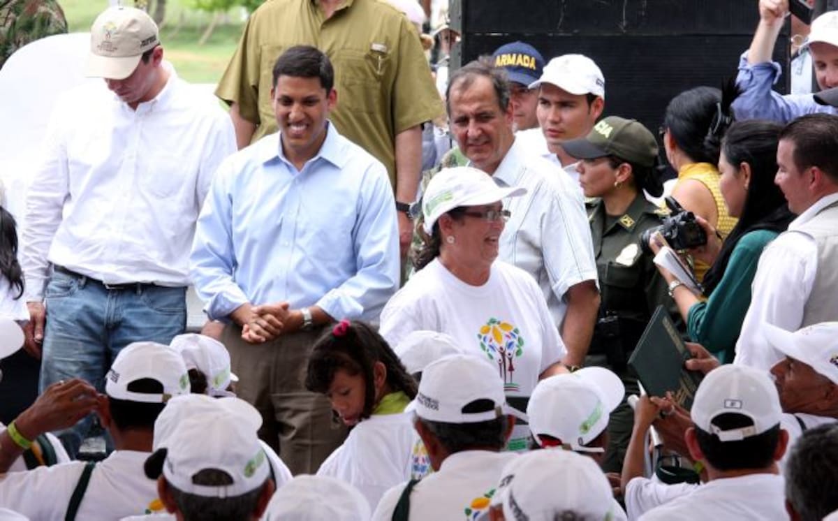 Rajiv Shah, administrador mundial de la Usaid, y el ministro de Agricultura, Juan Camilo Restrepo, durante la entrega de títulos de tierras a campesinos que habían sido despojados en zona rural de Morroa. MANUEL SANTIAGO PÉREZ - EL UNIVERSAL -