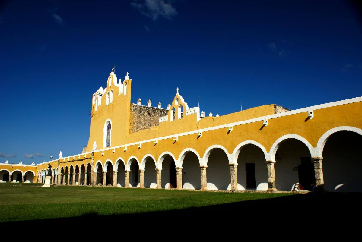 Izamal es conocido como el pueblo mágico de las tres culturas. Fue fundado en el siglo XVI sobre ruinas mayas y cuenta con el atrio más grande de Latinoamérica y con el segundo más grande del mundo después del Vaticano.