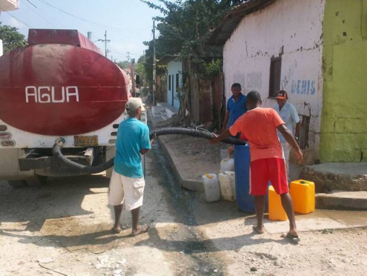 La comunidad se queja por la especulación en los precios del agua que se vende en los carrotanques. SILFREDO LIGARDO - EL UNIVERSAL
