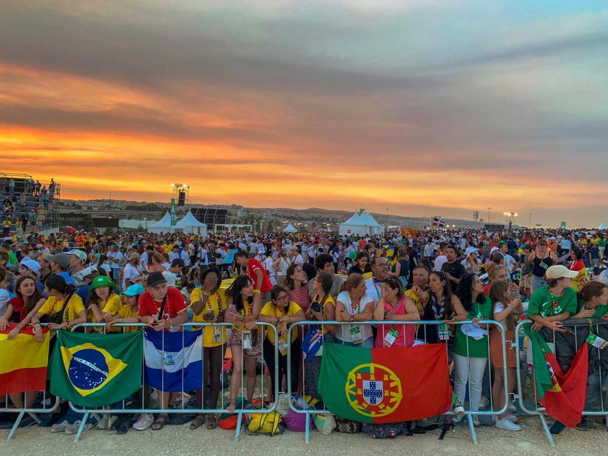 El papa animó a los asistentes a levantarse siempre. // EFE