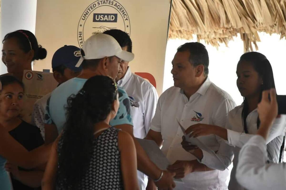 Momento de la entrega de los títulos de propiedad. // Lila leyva