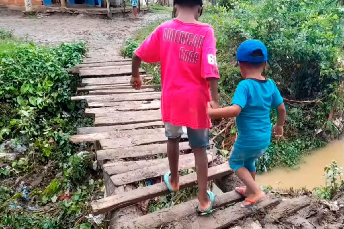 Un puente de tabla une a habitantes de dos sectores en Clemencia
