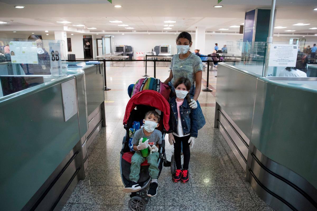 EE. UU. relaja el acceso al país mientras surjen quejas por Covax