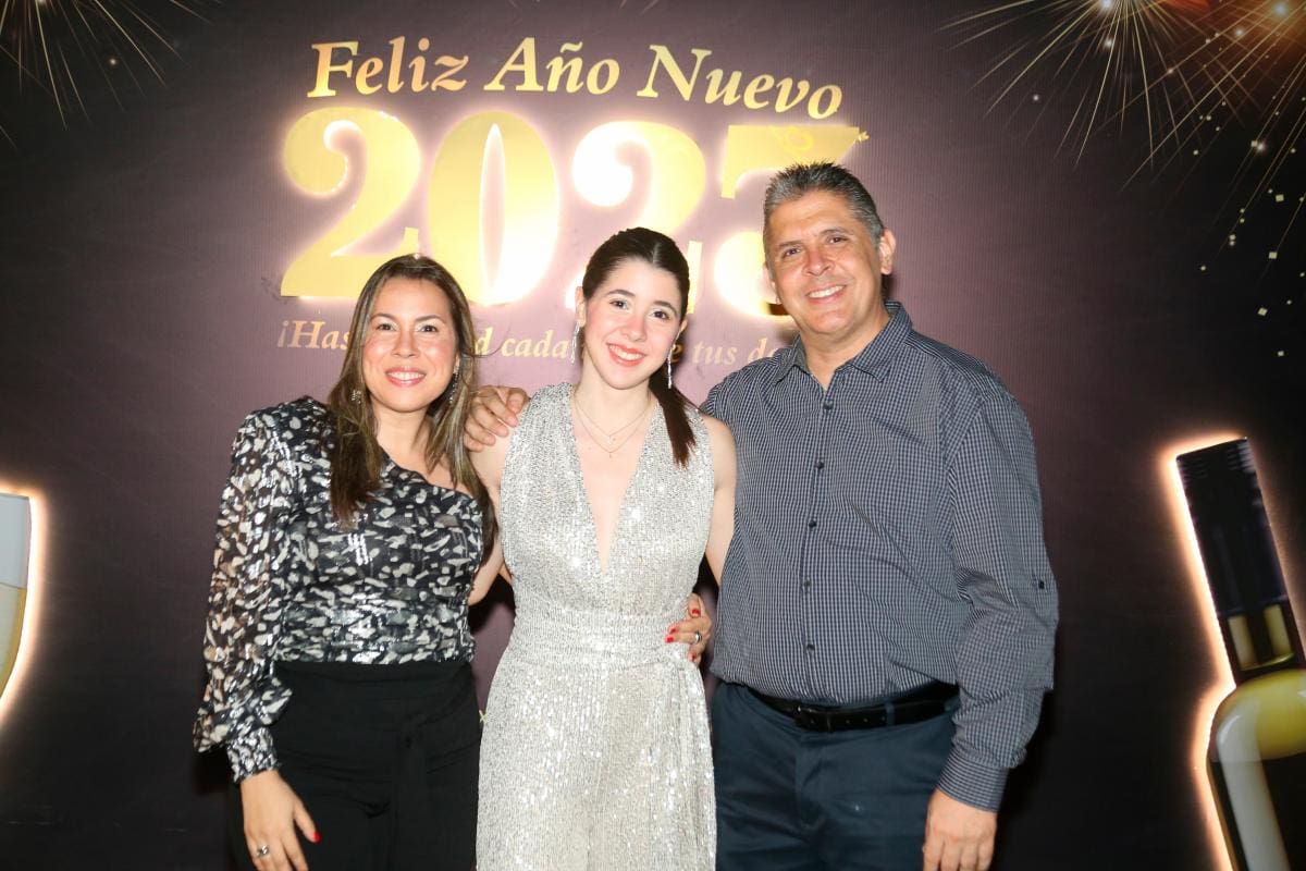 Cristina España, Anna Cristina Tirado y Roberto Tirado.