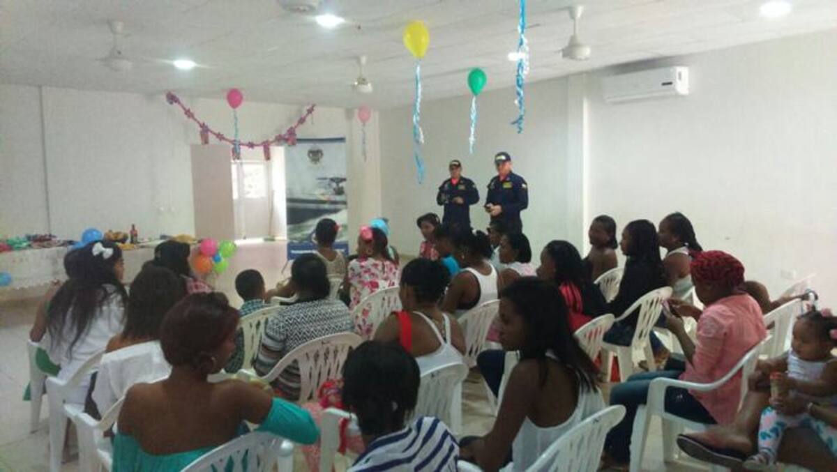 Oficiales de la estación de Guardacostas de Cartagena explicando los alcances del proyecto. //Cortesía.