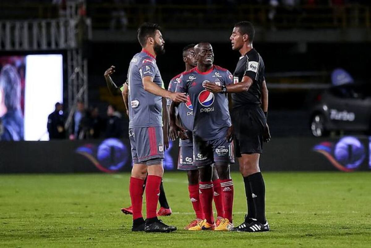 Con goles de Carmelo Valencia y Cristian Dájome, así como dos expulsados por equipo, el América venció al Deportivo Cali. Colprensa.