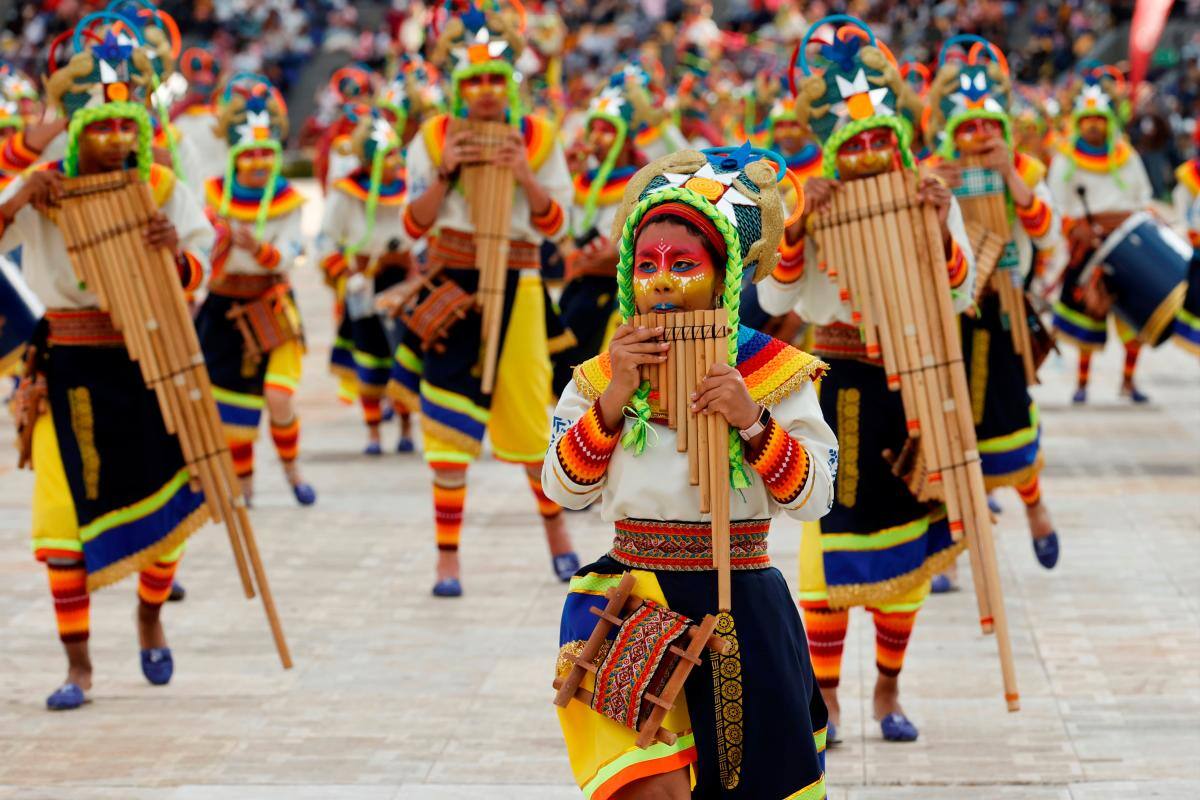 Músicos y bailarines en el desfile ‘Canto a la Tierra’, en el marco del Carnaval de Negros y Blancos.