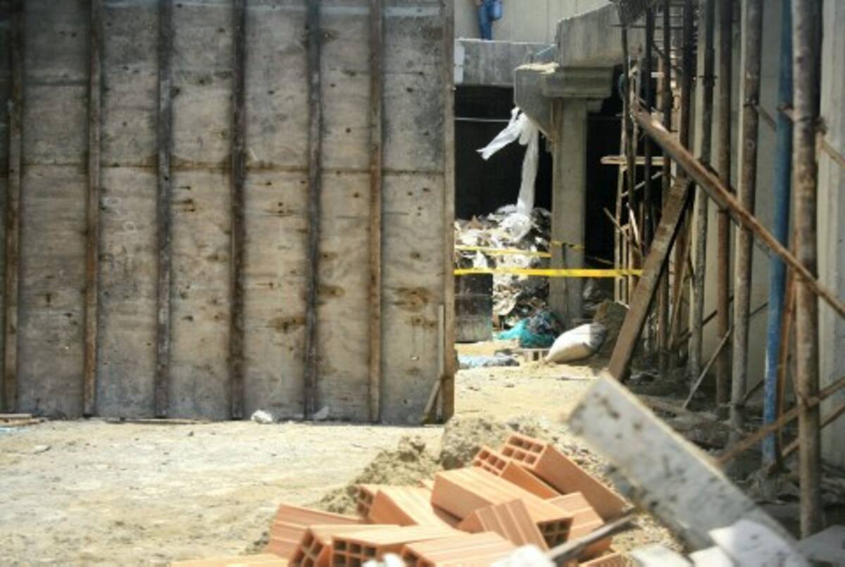 Sus compañeros dicen que Juan Carlos Plata estaba sobre un andamio repellando una pared cuando cayó al vacío.