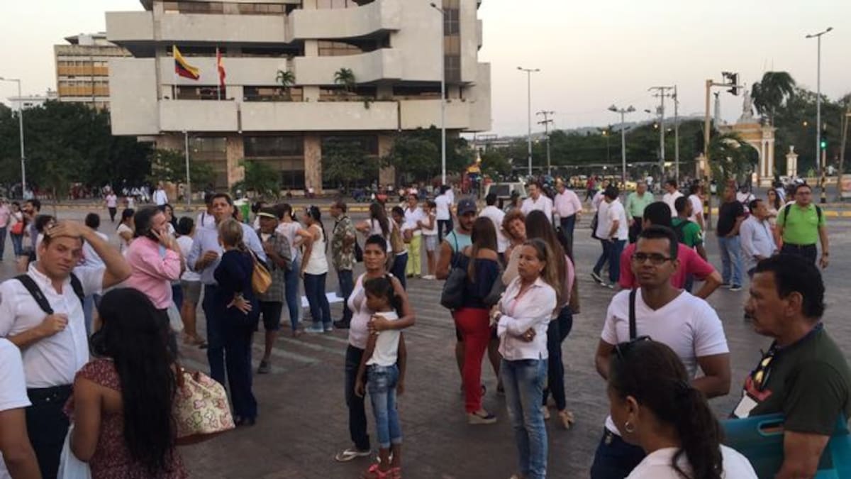 Los ciudadanos empiezan a llegar a la Plaza de la Paz. Nayib Gaviria- El Universal.