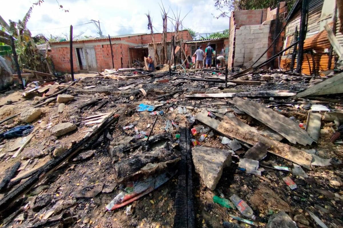 ¡Qué tristeza! Incendio desapareció dos casas en Olaya Herrera