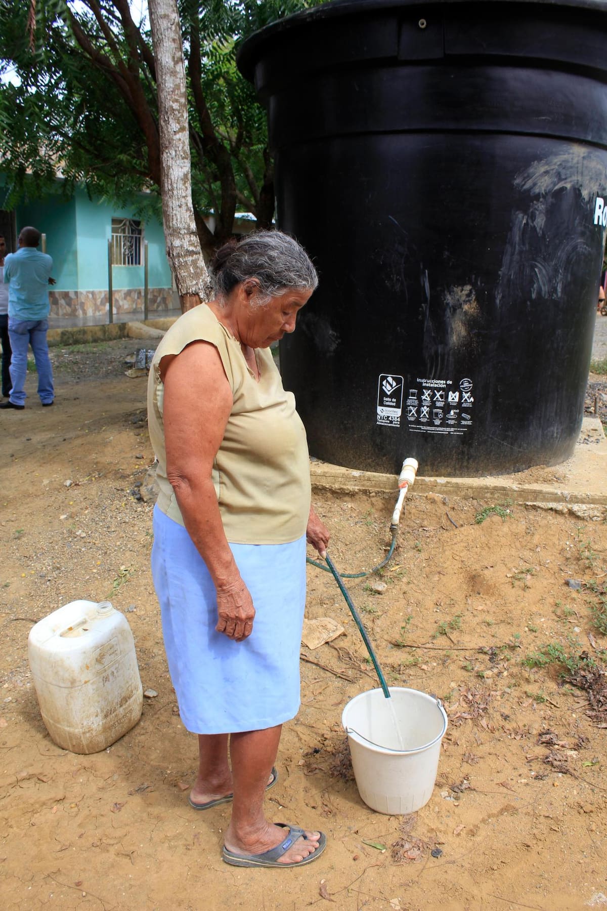 La comunidad quiere la eliminación de estos tanques, que poco servicio prestan.
