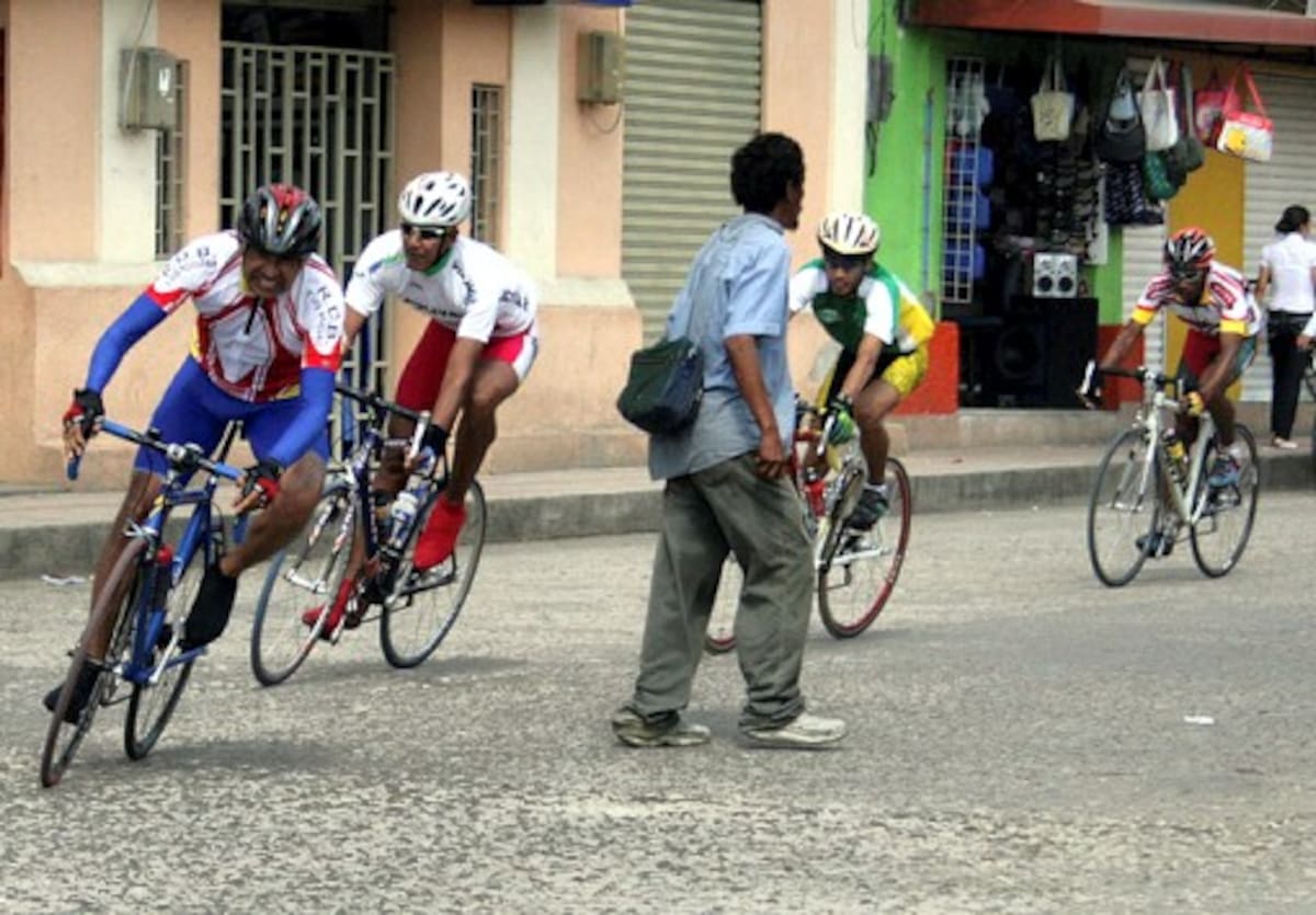 Los pedalistas recreativos se entrenan para representar al departamento en los Campeonatos Nacionales Senior Master 2011.
