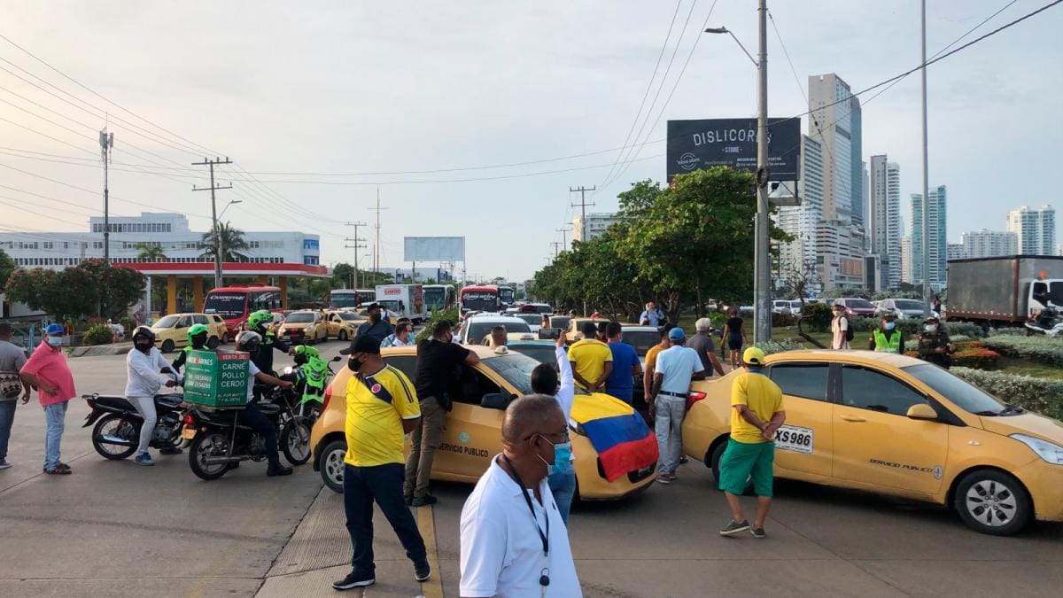 Los manifestantes bloquean la entrada y salida de Bocagrande. // Cortesía