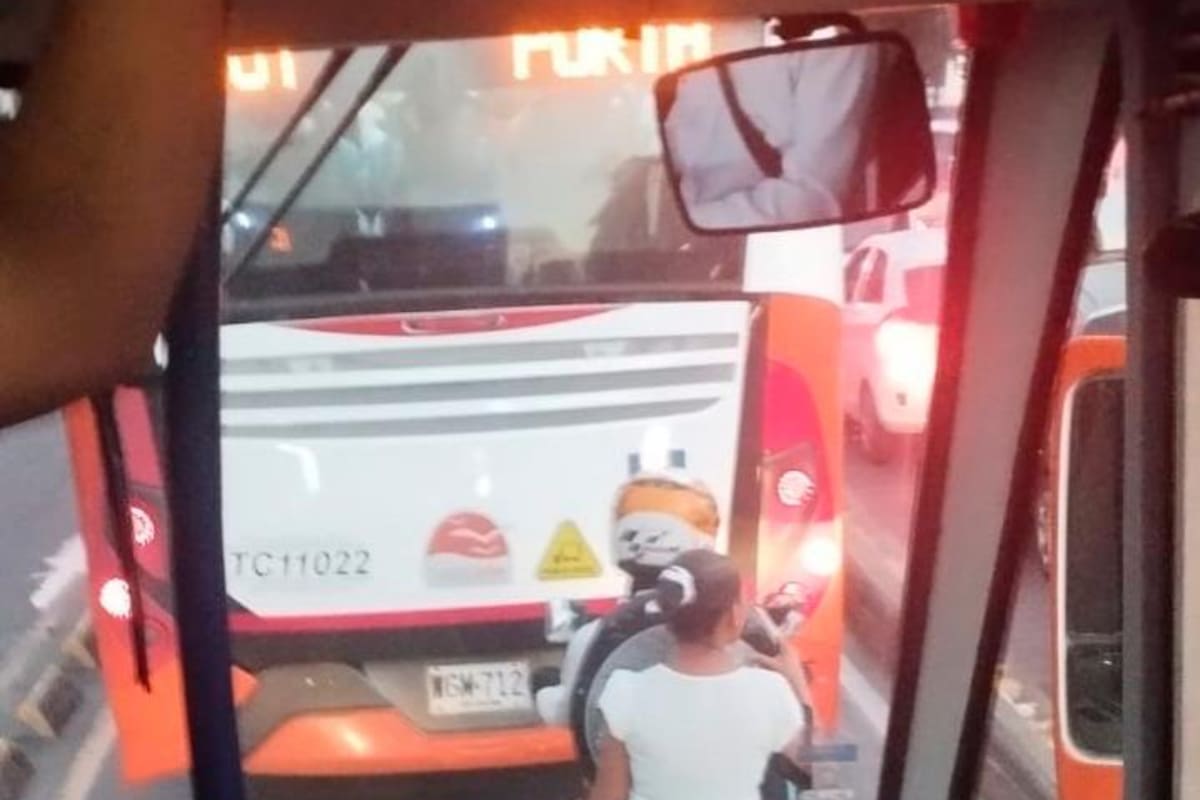 ¡Qué imprudencia! Motociclista invade carril exclusivo de Transcaribe