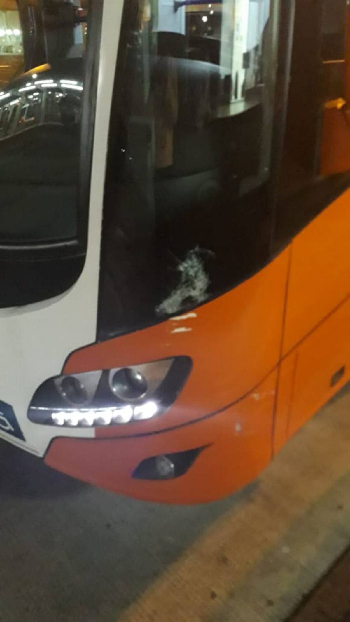 Este es uno de los vehículos atacados anoche. Cortesía