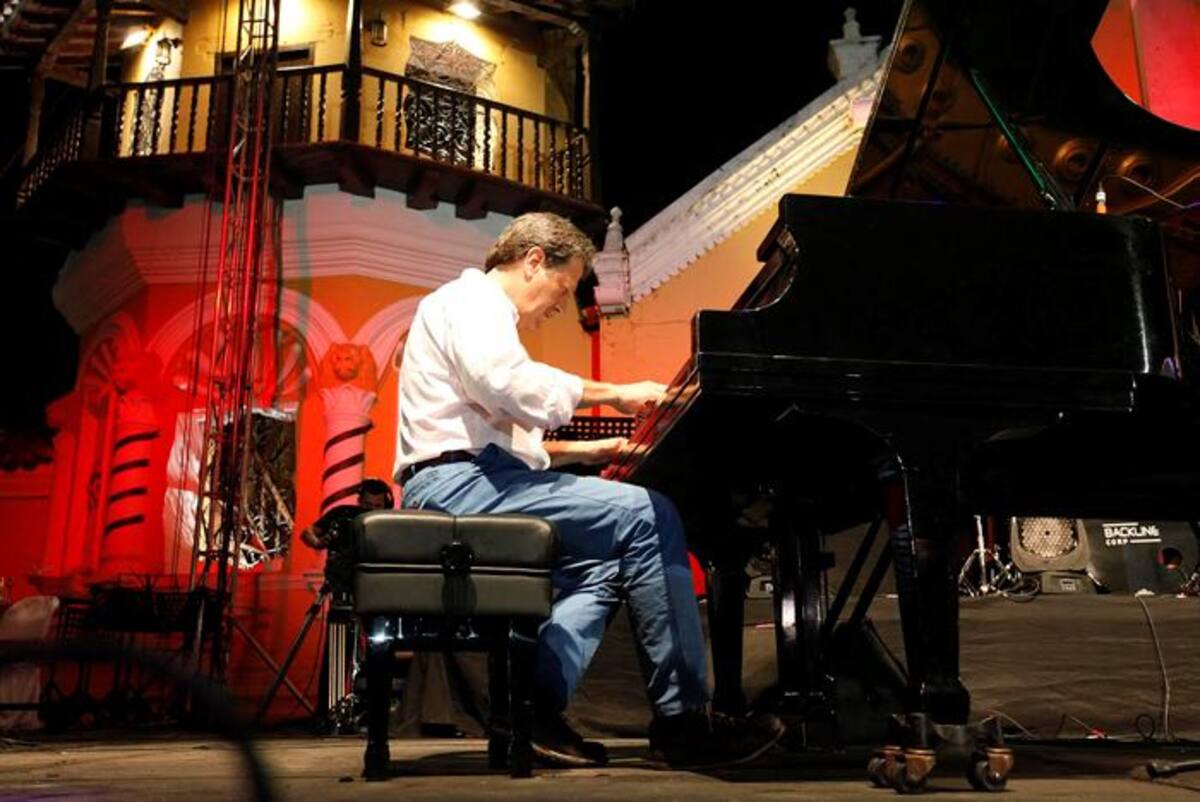 El Maestro Óscar Acevedo en concierto en Cartagena. Cortesía