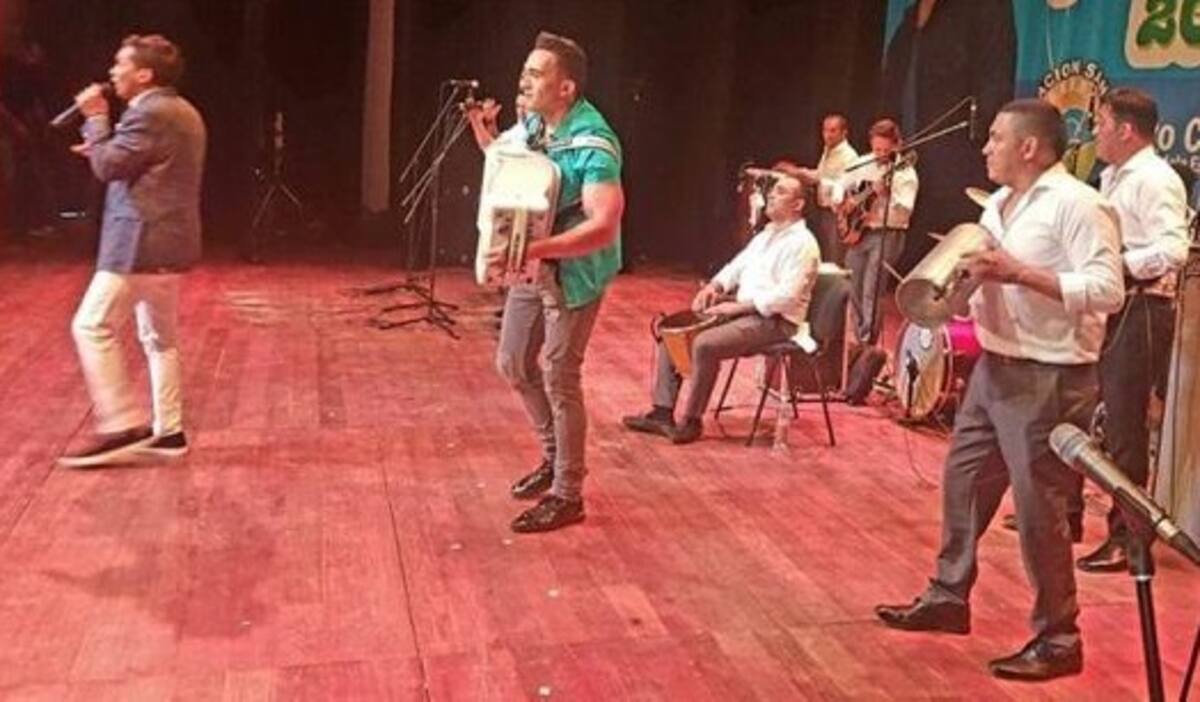 Jorge Celedón y su acordeonero Sergio Luis Rodríguez, en reciente presentación en Santa Marta. ARCHIVO