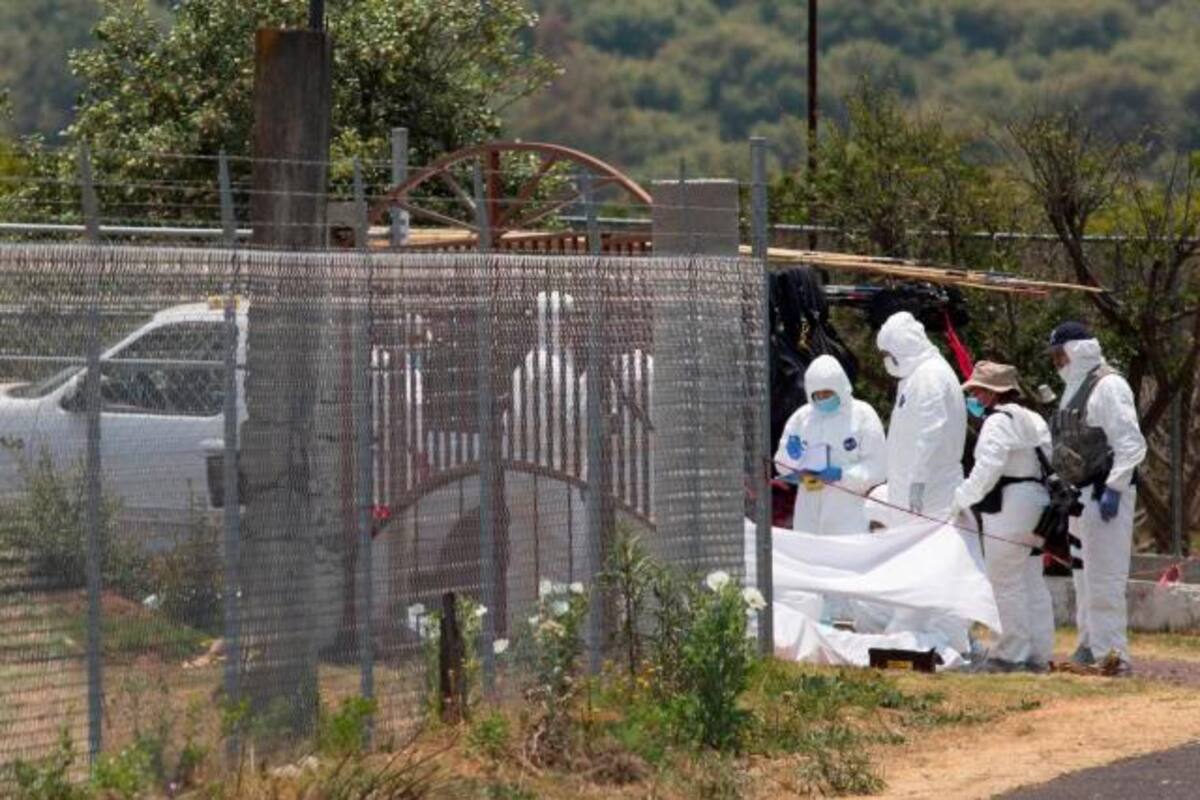 Hallan cadáveres con signos de tortura e impactos de bala en una camioneta
