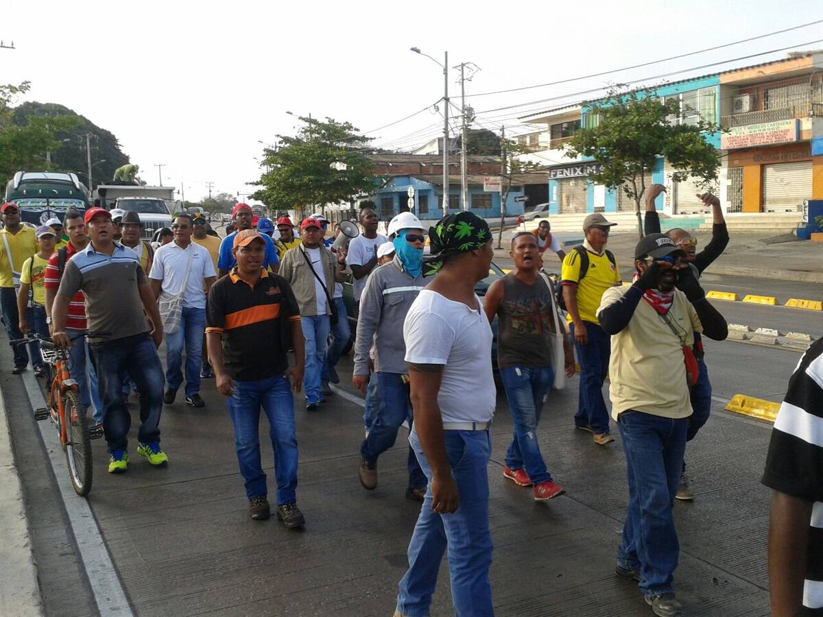 Extrabajadores de la construcción de la Refinería de Cartagena en la avenida Pedro de Heredia. ZENIA VALDELAMAR - EL UNIVERSAL