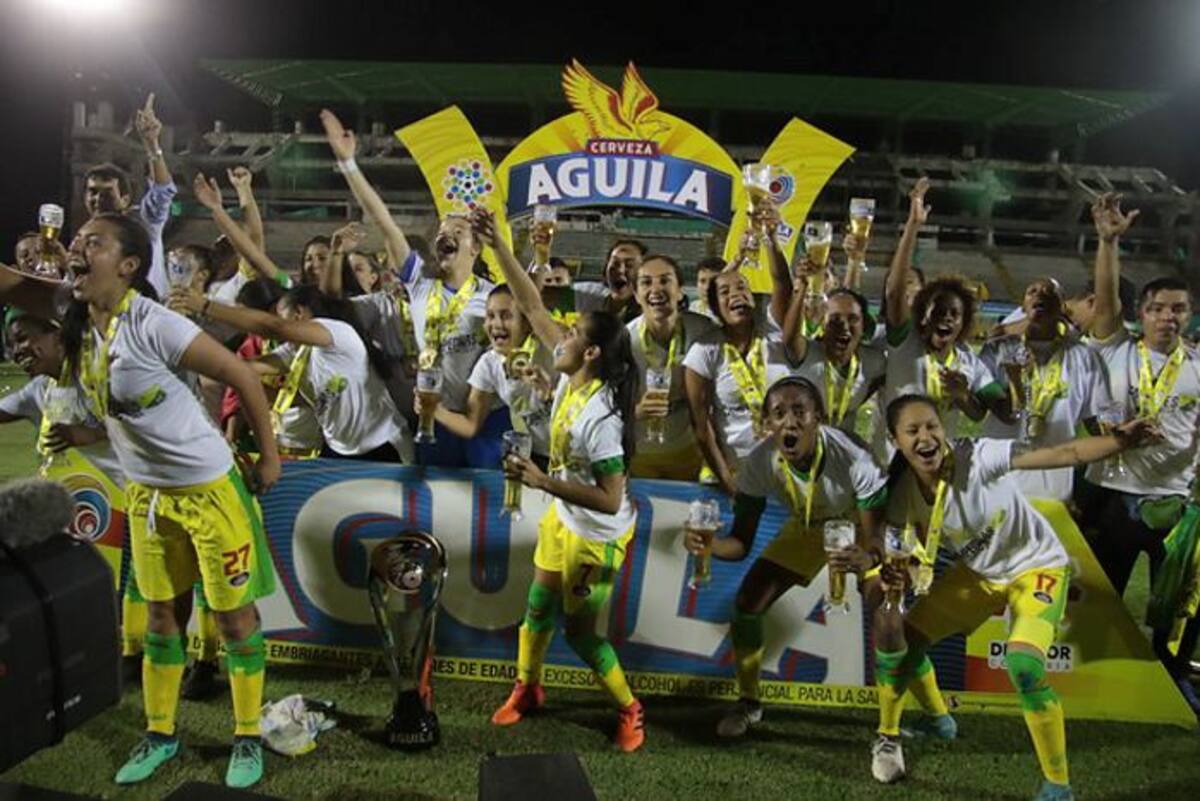 La gran figura de la definición fue la portera Daniela Solera, quien atajó dos de los tres penaltis pateados por las jugadores del verde. Colprensa.