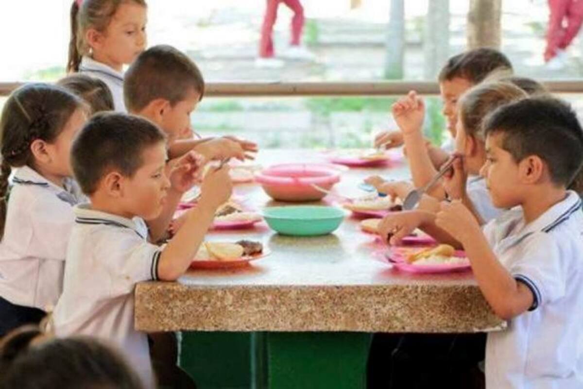 La Ministra de Educación recordó que los recursos para alimentación escolar hacen parte de una bolsa común entre el Gobierno Nacional, las Gobernaciones y Alcaldías, donde cada parte debe realizar aportes que garanticen los complementos alimentarios para los niños y jóvenes estudiantes del sector oficial. Colprensa