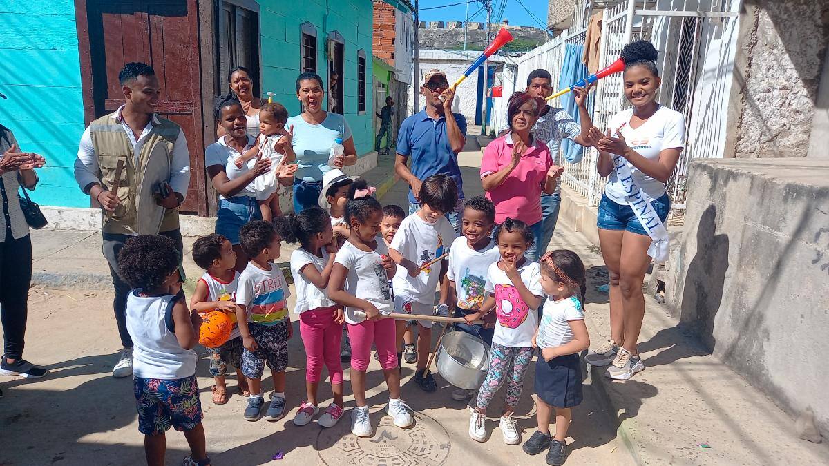 Jóvenes y niños del barrio El Espinal junto a la candidata Valentina Lugo Díaz.