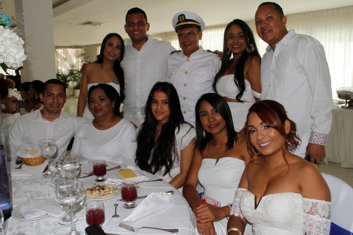 De pie: Vanessa Avilés, Bryan Jiménez, Julián Banda, Liliana Fernández y Edwin Julio; sentados: Adriana Martelos, Esther Flórez, Nurcys Radas, Yuleidys Ramos y María Cabeza.