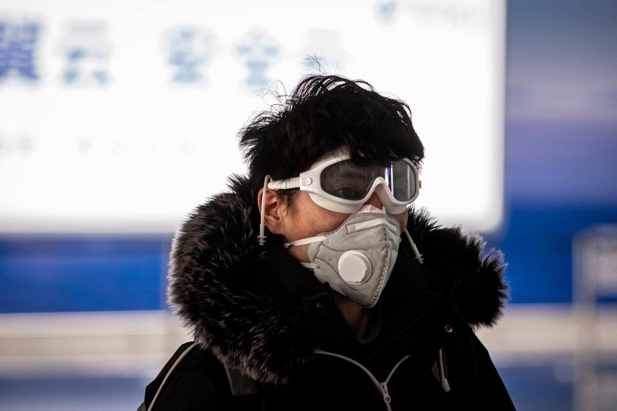Crisis por coronavirus baja en China y aumenta en EE.UU.
