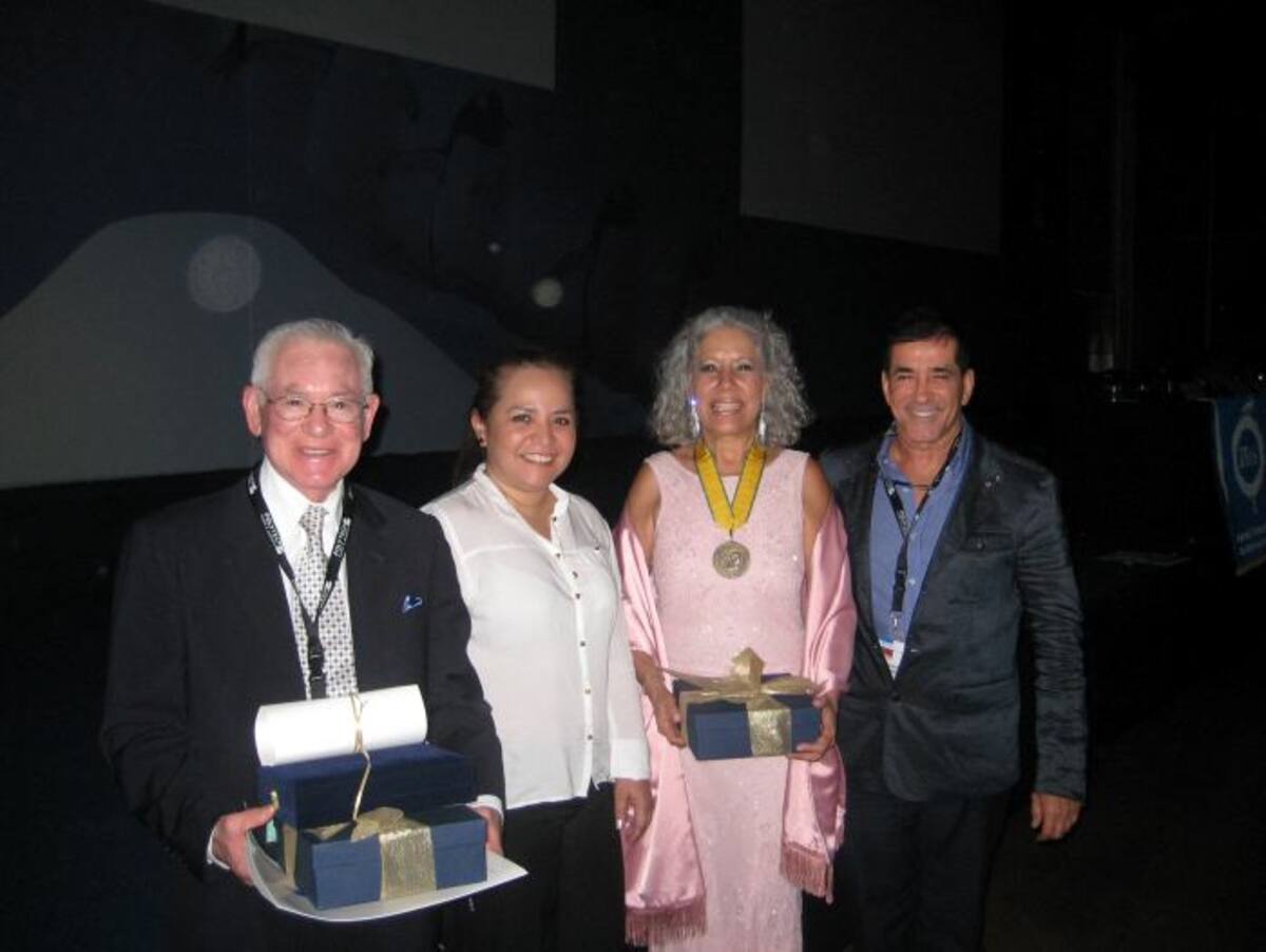 Luis Vasconez de USA, Homenajeado, Carmen Judith Herrera de Colombia, Manuela Berrocal de Colombia, Cesar Manzi de Colombia CORTESÍA