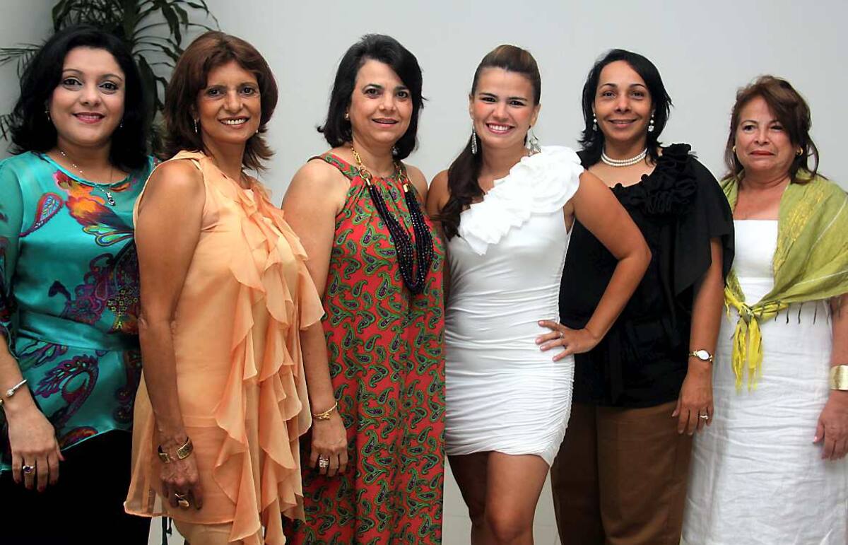 Marieta de Juan, Sady de Raad, Piedad de Barbur; la agasajada, Carmen Sofía Lemaitre; Adalgiza de Raad y Mary de Lemaitre. fotos MARUJA PARRA/EL UNIVERSAL/