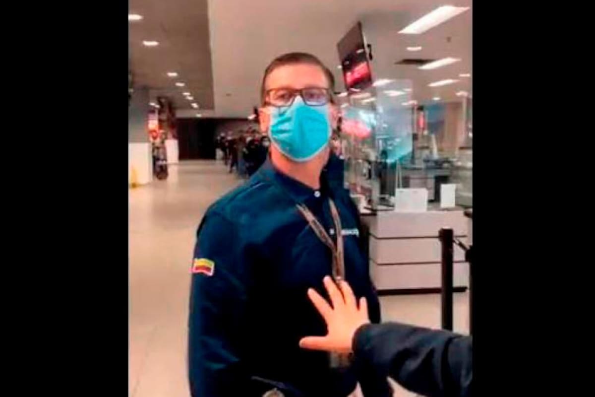 Procuraduría suspende a funcionario de Migración que pateó a viajero