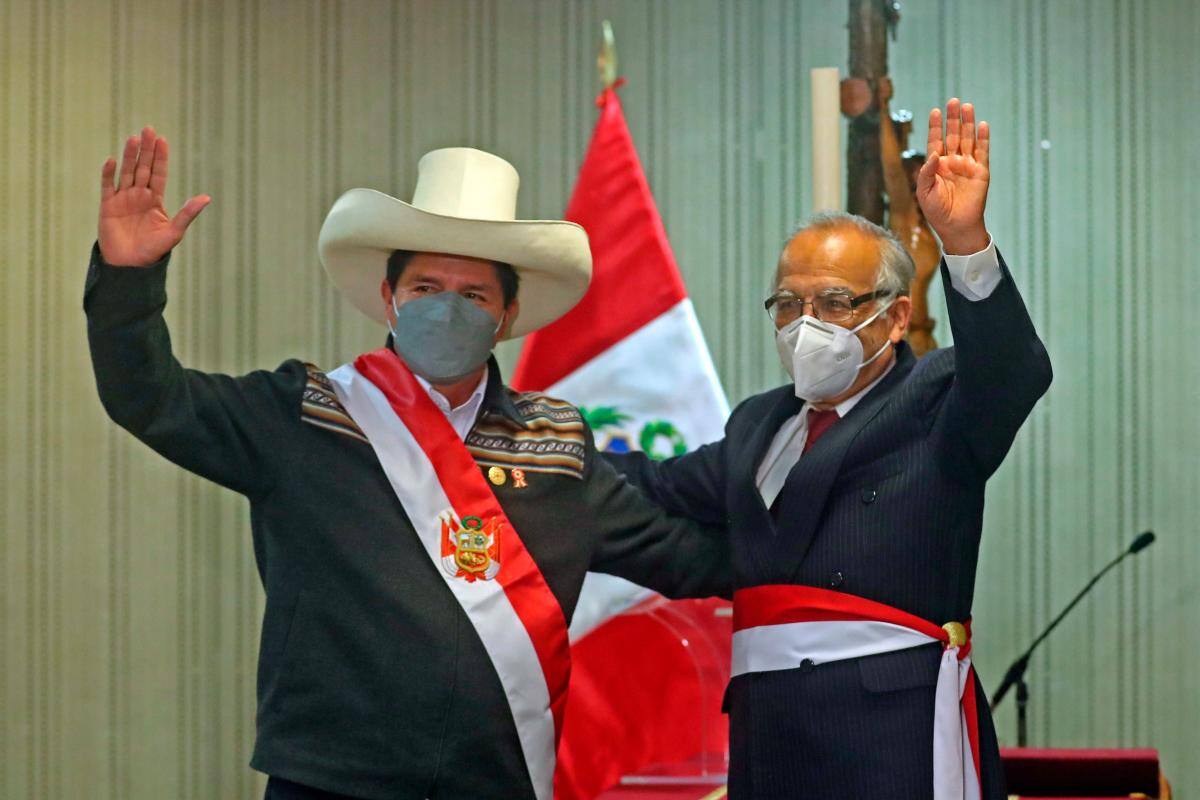 Pedro Castillo intenta apaciguar las críticas con dos ministros de prestigio