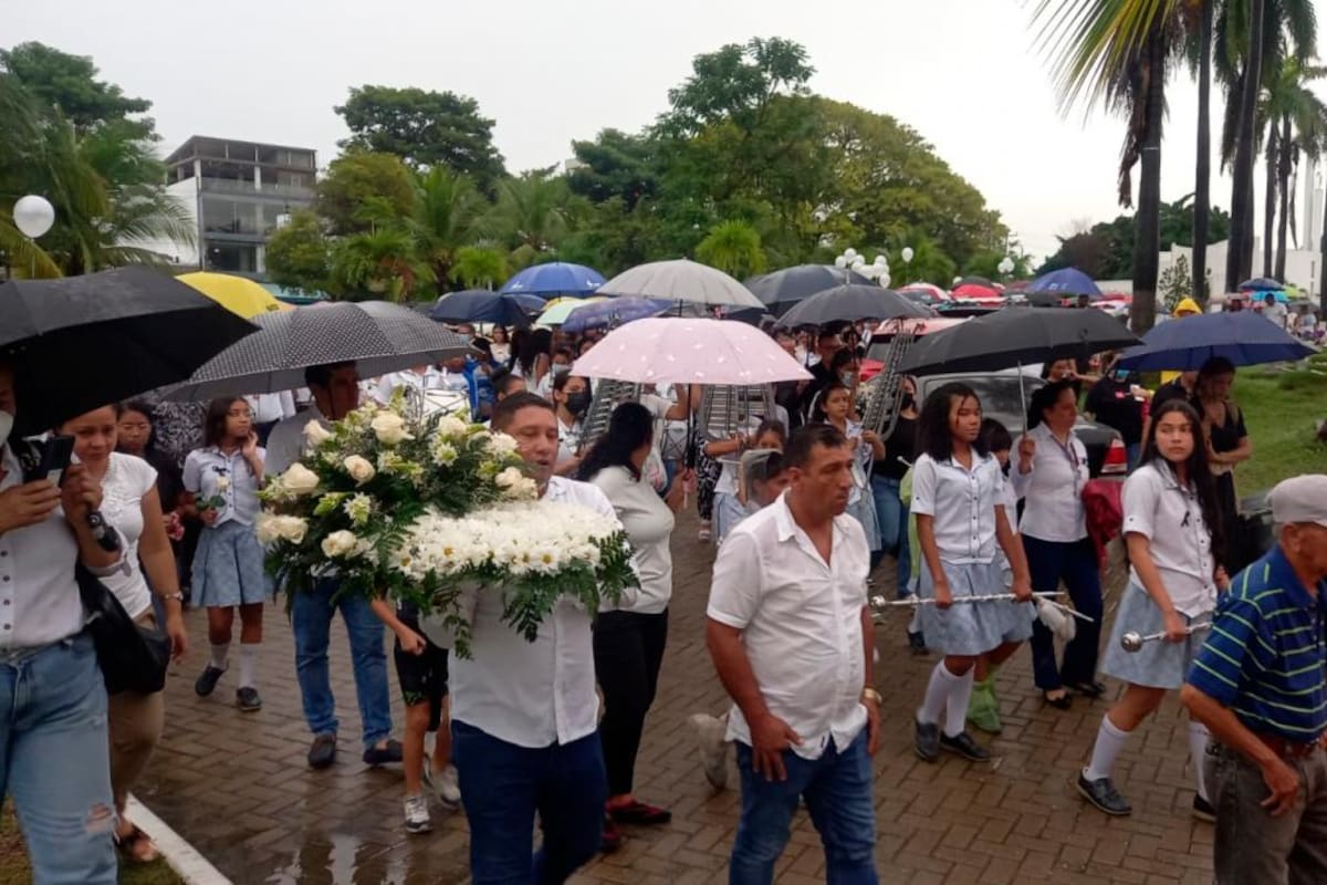 ¡El cielo lloró! Así fue el sepelio de niña y padre asesinados por sicarios