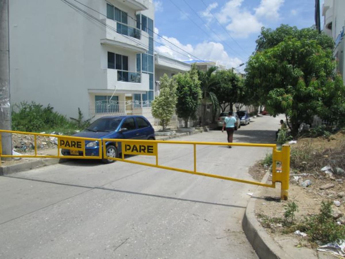 Con 'talanqueras' o controles de acceso, como le llaman los vecinos, lucen las 9 calles y 3 entradas principales de El Recreo. //Foto archivo.