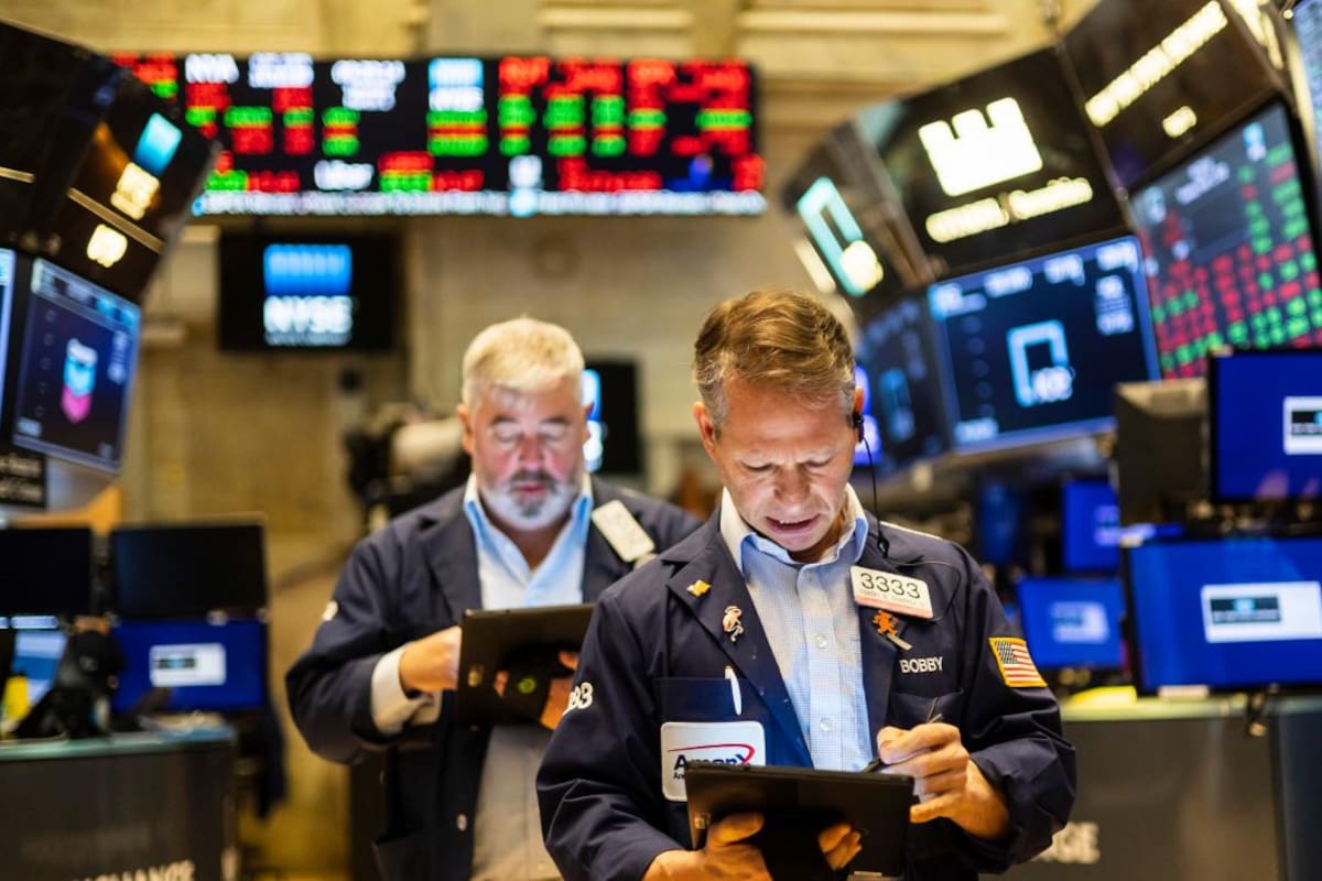 Wall Street cierra con caídas y el petróleo se dispara por guerra en Ucrania